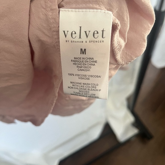 Women’s medium top lace at sleeves. - Picture 4 of 4